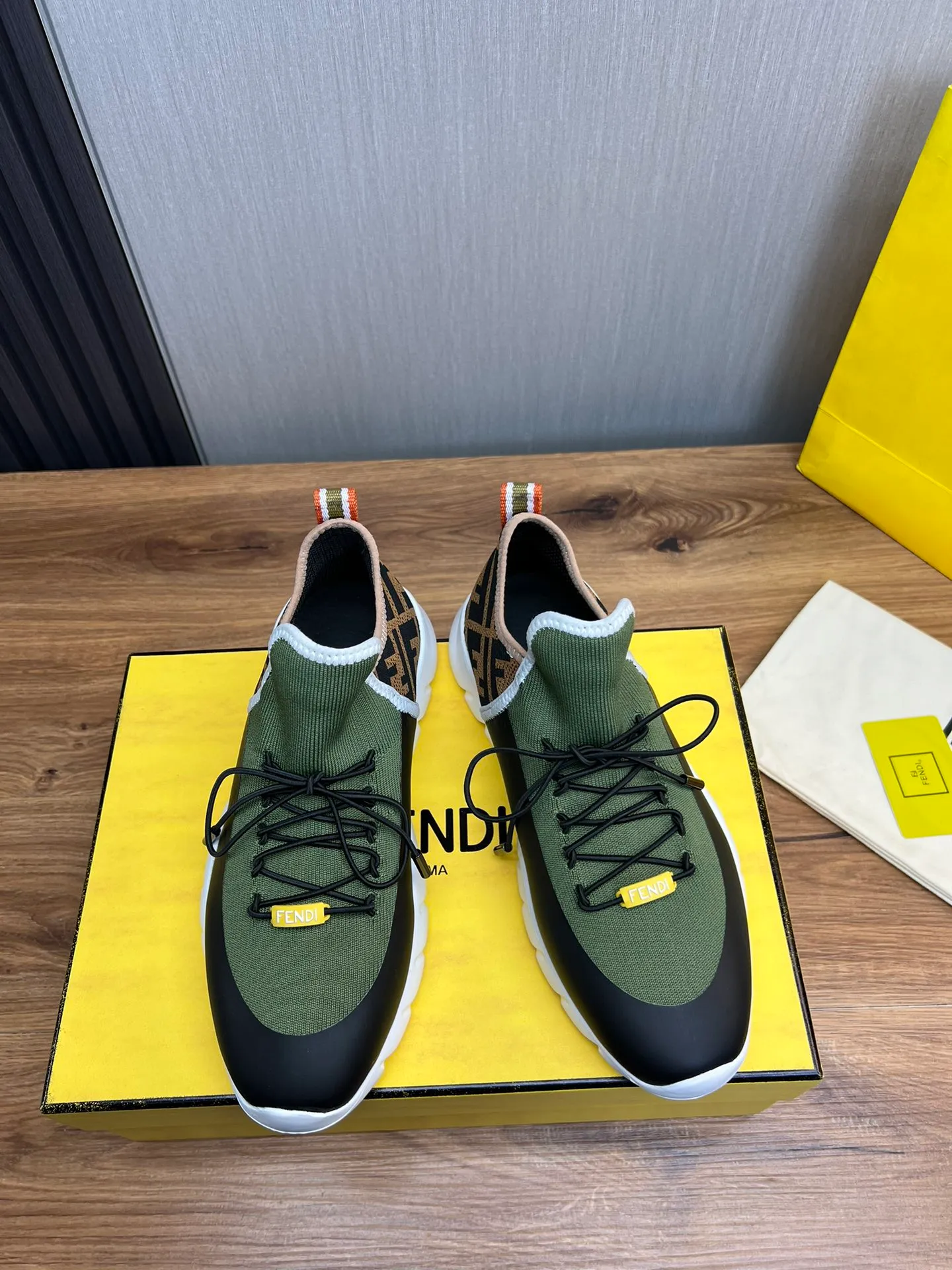 Men's shoes💰680💰 ＦＥＮＤＩ. Fendi🔍Top purchasing agent🇮🇹 The new and popular counter of the popular street boy monster has original factory configuration, original fly-knit fabric imported from Italy, high-quality printing technology, imported water-dyed cowhide with breathable mesh lining, breathable and comfortable, soles: original factory special soles are super comfortable, original factory single goods 🔍high quality, you can enter and leave the counter at will, welcome to compare, code number 39-44 (can be ordered 38.45.46)
